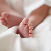 Imagen de archivo que muestra los pies de un bebé recién nacido/ Unsplash Imagen de archivo que muestra los pies de un bebé recién nacido/ Unsplash