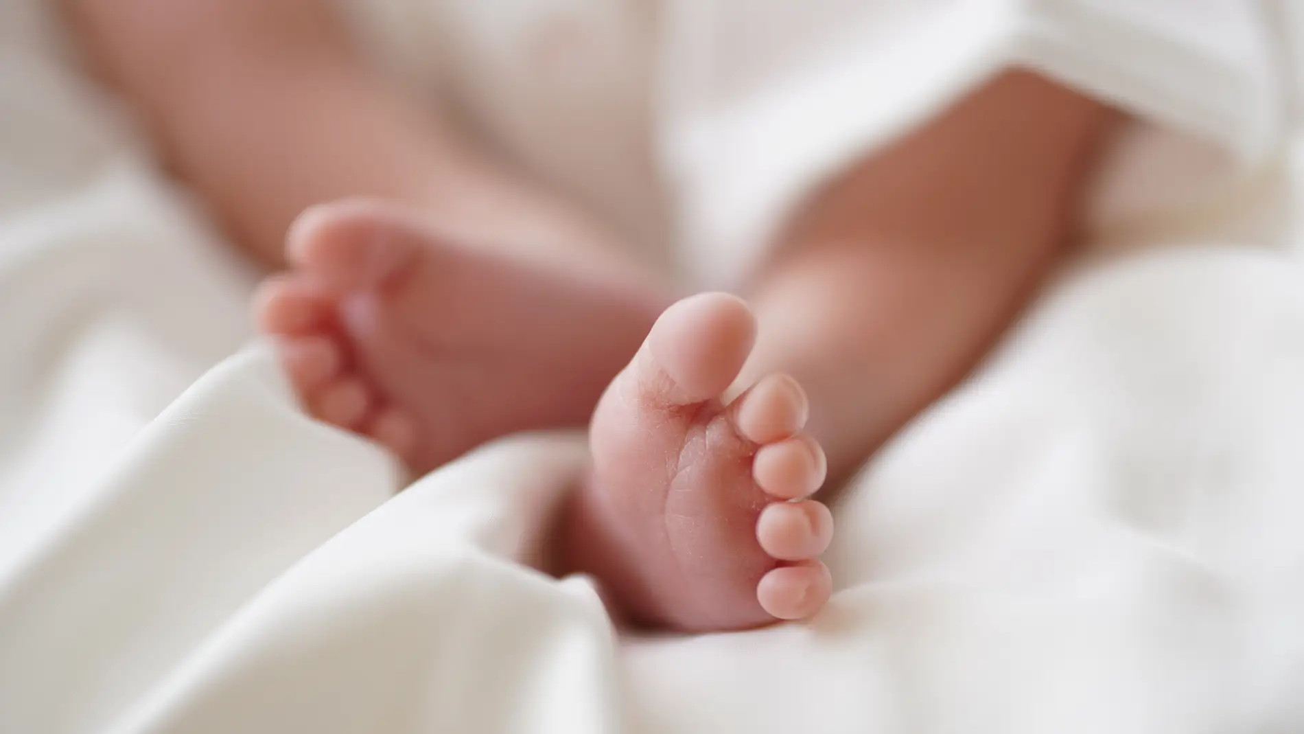Imagen de archivo que muestra los pies de un bebé recién nacido/ Unsplash
