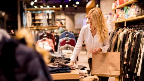Interior de una tienda de ropa