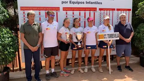 El equipo infantil femenino del Club de tenis Torrevieja campeón de España por equipos