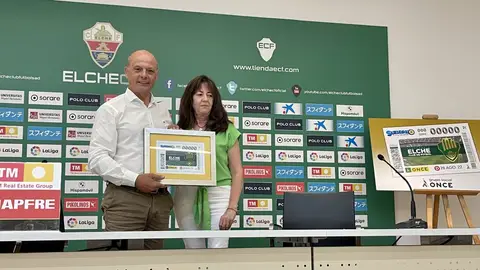 Joaquín Buitrago, presidente del Elche, y la directora de la ONCE en Elche, Mari Carmen Belmonte ELCHE CF