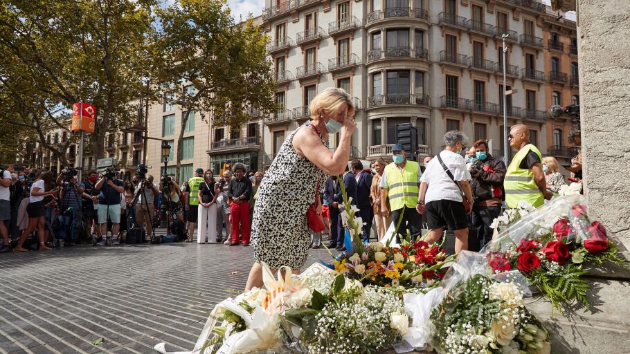 Imagen de archivo de un acto de homenaje en las Ramblas de Barcelona en memoria de las v&iacute;ctimas del atentado del 17-A.