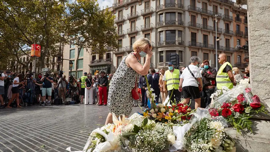 Imagen de archivo de un acto de homenaje en las Ramblas de Barcelona en memoria de las víctimas del atentado del 17-A. Imagen de archivo de un acto de homenaje en las Ramblas de Barcelona en memoria de las víctimas del atentado del 17-A.