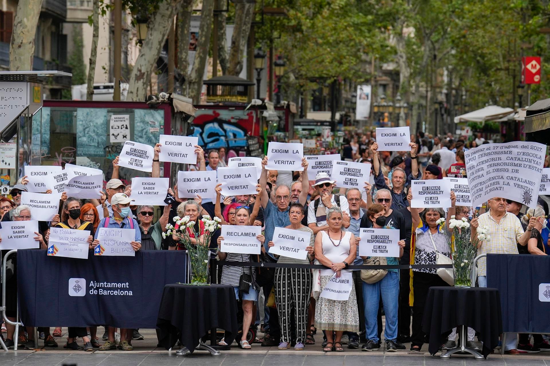 Un grupo de independentistas boicotea el homenaje a las víctimas del 17A en Barcelona Un grupo de independentistas boicotea el homenaje a las víctimas del 17A en Barcelona