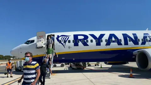 Pasajeros bajan de un avión de la aerolínea irlandesa Ryanair en una imagen de archivo