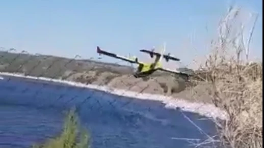 Un hidroavión recarga agua en el pantano de Beniarrés Un hidroavión recarga agua en el pantano de Beniarrés