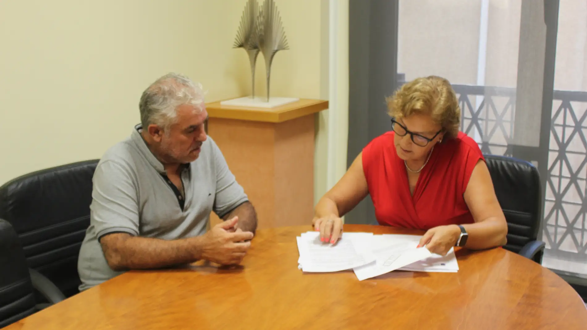 El concejal de Servicios Públicos y Zona Marítima y la Alcaldesa de Burriana