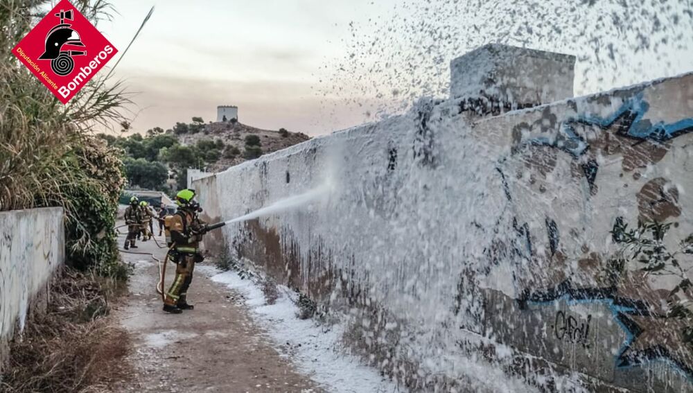 Los bomberos atacan el perímetro con espuma