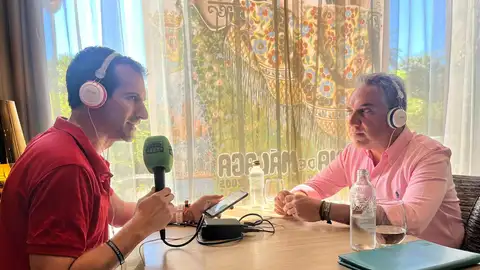 Elías Bendodo atiende a Aires de Feria Daniel Villalba y Elías Bendodo