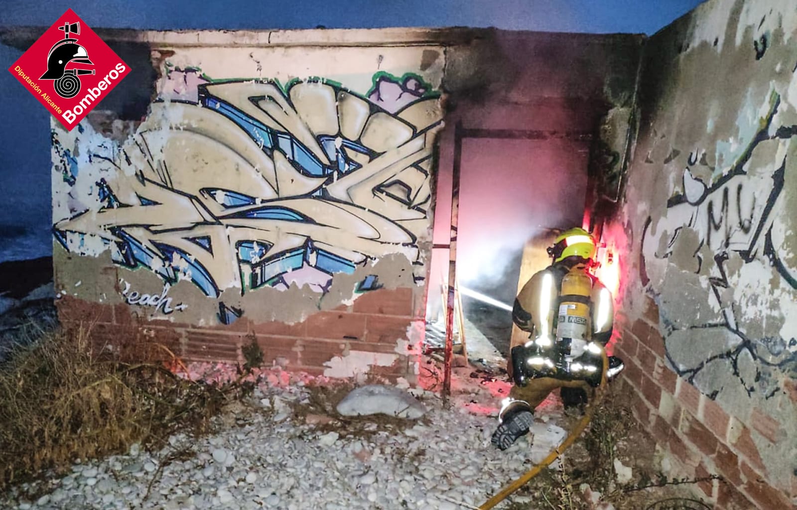 Arde una casa abandonada en La Vila Joiosa llena de basura y enseres Arde una casa abandonada en La Vila Joiosa llena de basura y enseres