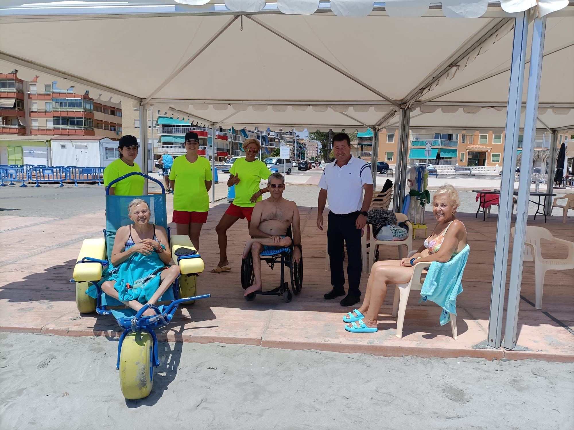 Santa Pola registra un total de 1834 servicios de baño adaptado en sus playas en julio Santa Pola registra un total de 1834 servicios de baño adaptado en sus playas en julio