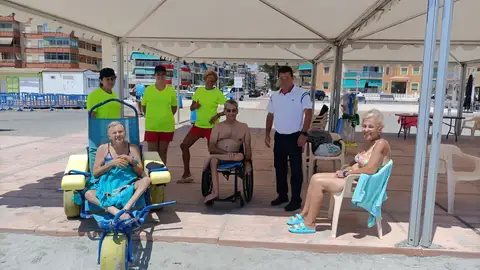 Bañistas con movilidad reducida junto al personal autorizado en las playas de Santa Pola