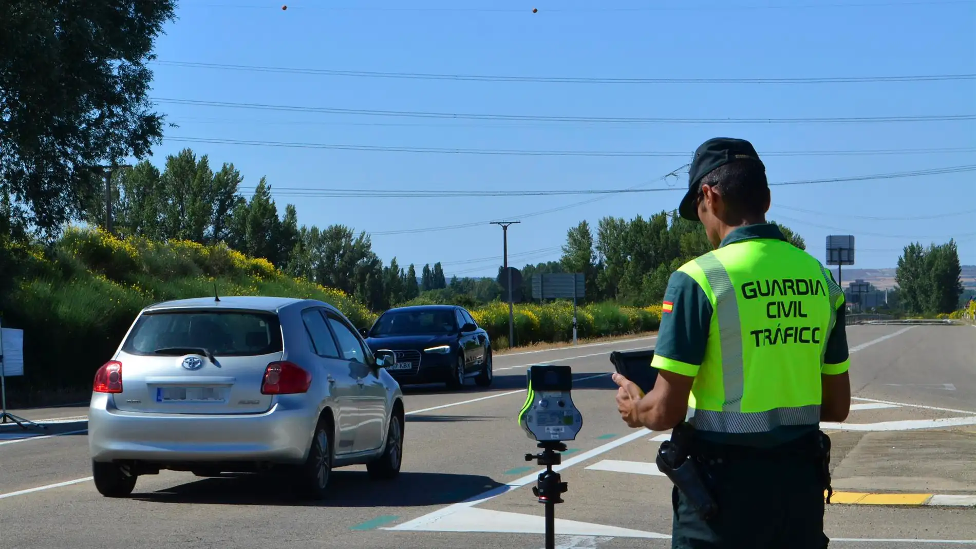 Un agente de la Guardia Civil con un radar en la carretera