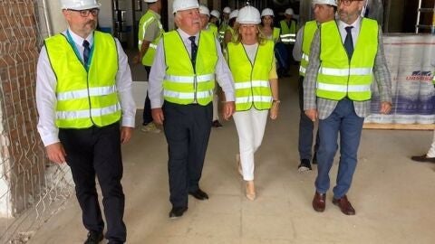 Imagen de archivo de la alcaldesa de Marbella, &Aacute;ngeles Mu&ntilde;oz, visitando las obras de ampliaci&oacute;n del Hospital Costa del Sol