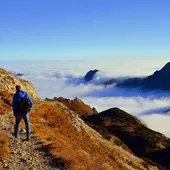 Un hombre caminando por la montaña Un hombre caminando por la montaña
