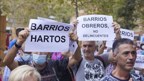 Vecinos durante la protesta del colectivo Barrios Hartos
