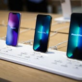 Los modelos de iPhone 13 expuestos en un Apple Store.