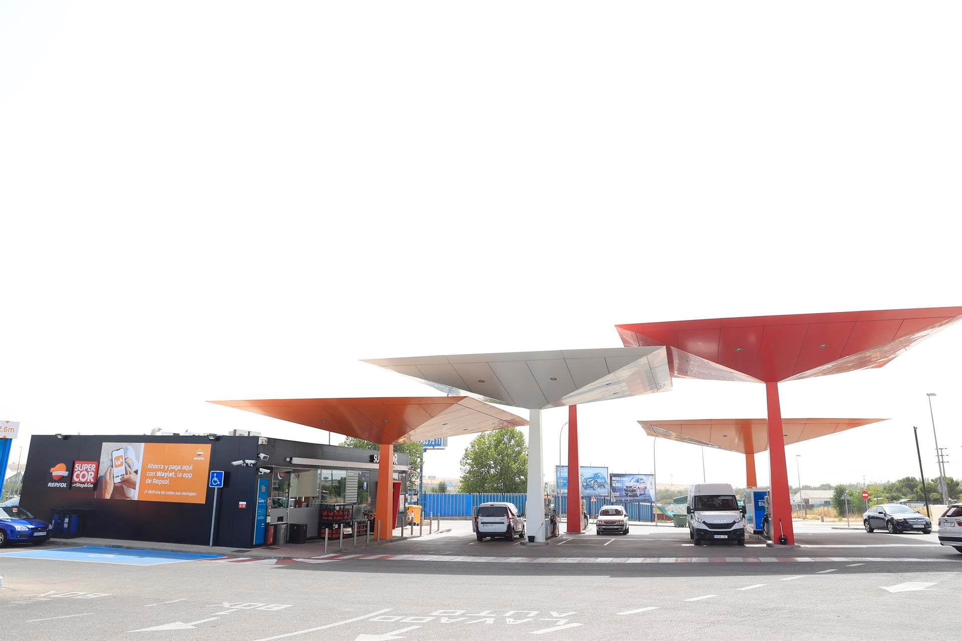 La gasolina y el gasóleo siguen cayendo y se sitúan en mínimos desde abril La gasolina y el gasóleo siguen cayendo y se sitúan en mínimos desde abril