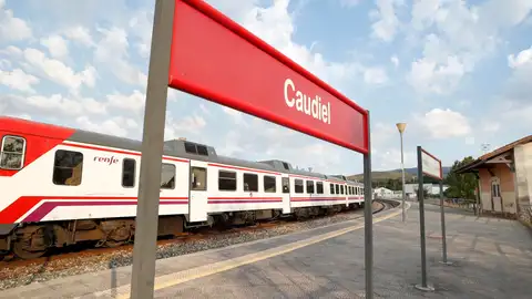 Un tren de Renfe en la estación de Caudiel.