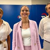 Marga Durán, portavoz de Educación del PP en el Parlament; Marga Prohens, presidenta del Partido Popular de las Iles Balears, junto a Toni Vera, presidente de la comisión de Educación del PP