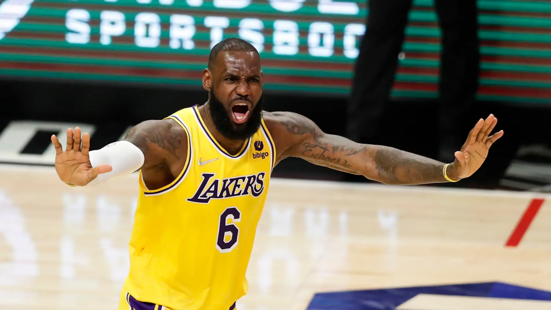 LeBron James renueva dos temporadas con los Lakers