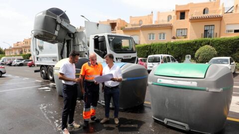 El concejal Diego L&oacute;pez, supervisando el dispositivo de limpieza