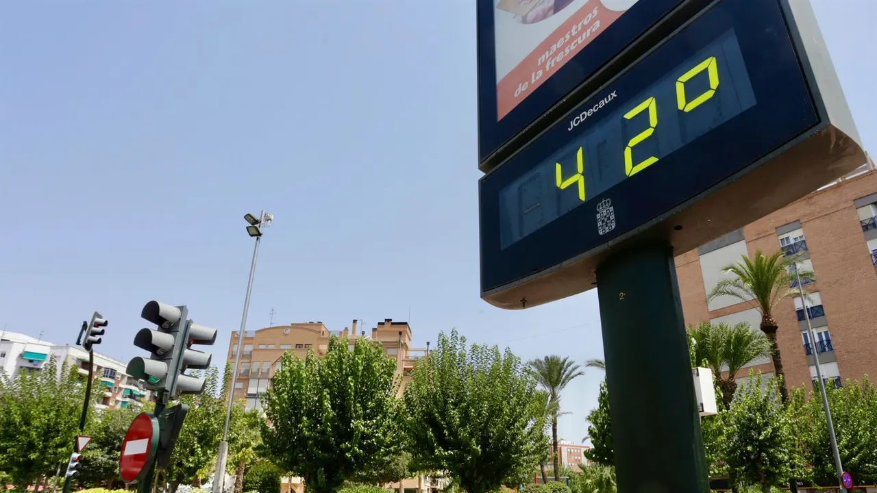 Imagen de archivo de un termómetro en una calle de Murcia.