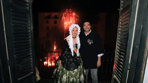 Marina Niceto, Bellesa del Foc junto a Luis Barcala, alcalde de Alicante durante la Cremà 2022