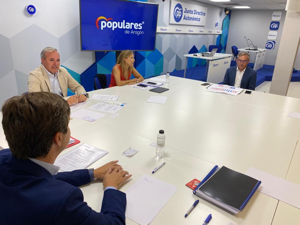 Azcón ofrece grandes pactos, pero Lambán desconfía del PP Azcón ofrece grandes pactos, pero Lambán desconfía del PP