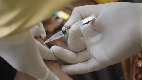 Una persona recibe la vacuna contra el coronavirus en una imagen de archivo