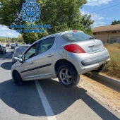 El coche implicado acabó suspendido sobre las barreras de protección cerca de Monóvar