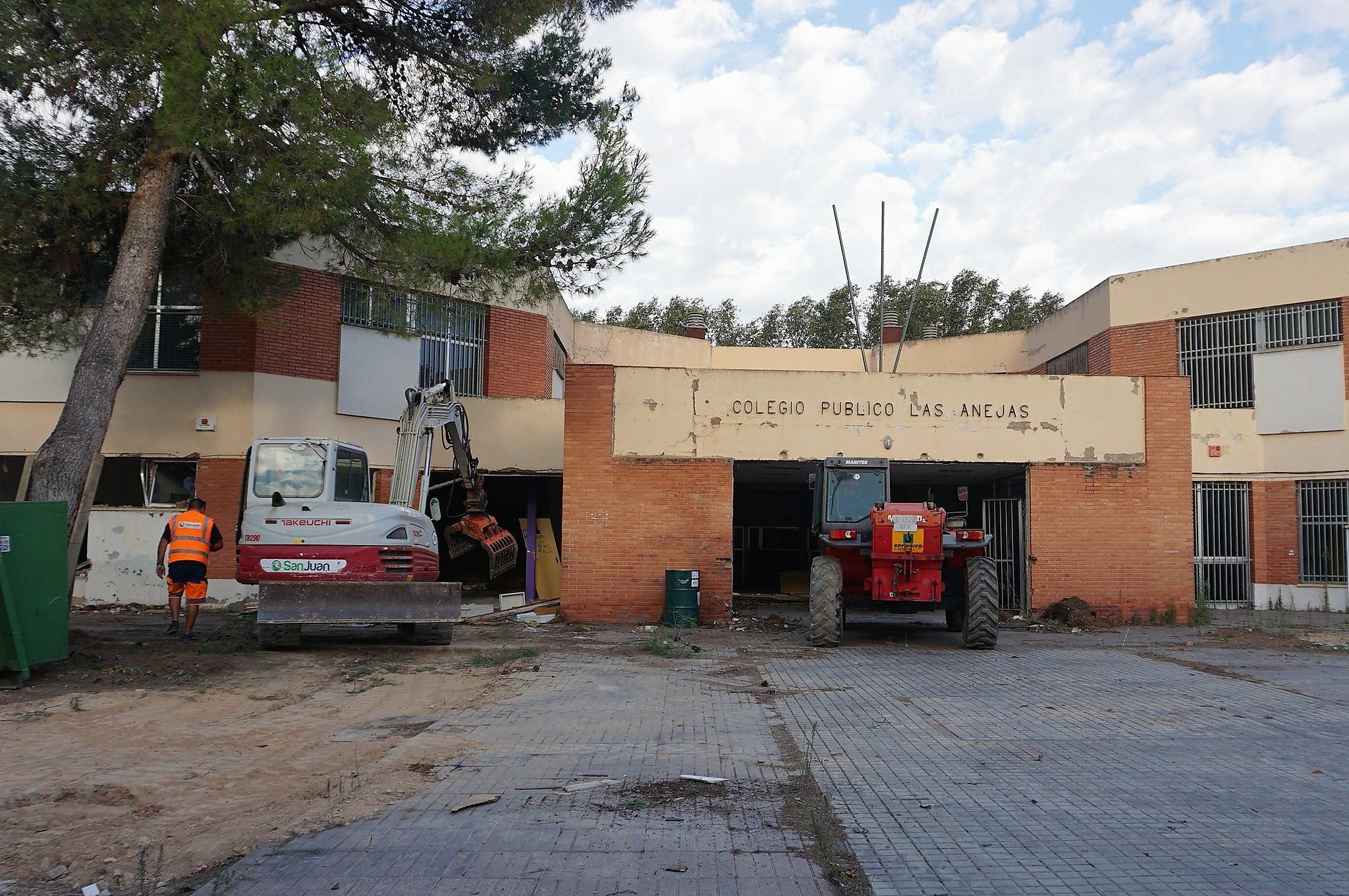 Comienza la demolición del antiguo colegio Las Anejas Comienza la demolición del antiguo colegio Las Anejas