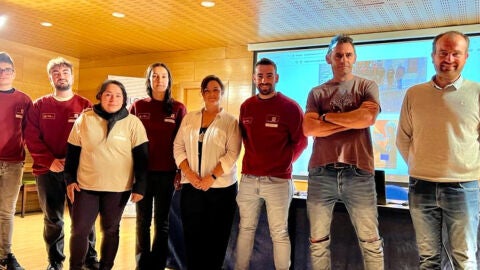 El alcalde con los componentes del taller