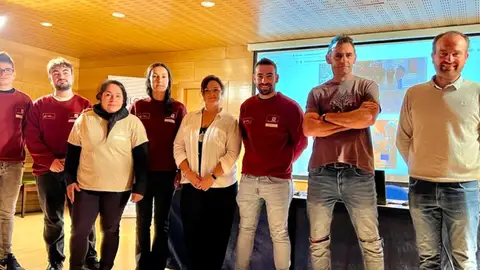 El alcalde con los componentes del taller El alcalde con los componentes del taller