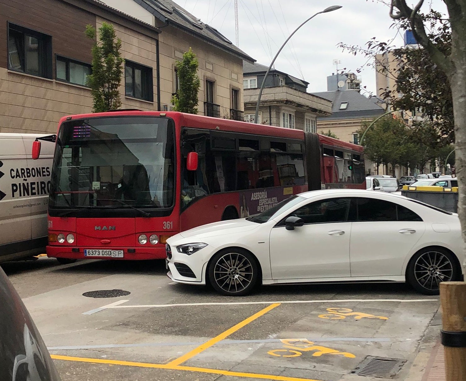 Los vecinos de Os Mallos, expectantes con el cambio en el modelo de aparcamiento a batería Los vecinos de Os Mallos, expectantes con el cambio en el modelo de aparcamiento a batería