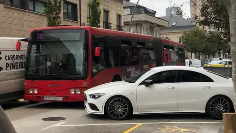 Aparcamiento en Avda. de Os Mallos El bus pasa con dificultad, tras modificarse a batería.