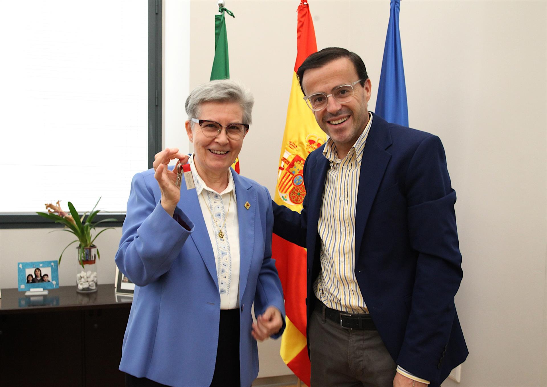 Miguel Ángel Gallardo, presidente de la Diputación de Badajoz, entrega las llaves de la antigua maternidad de Badajoz a Segunda Sánchez. Miguel Ángel Gallardo, presidente de la Diputación de Badajoz, entrega las llaves de la antigua maternidad de Badajoz a Segunda Sánchez.