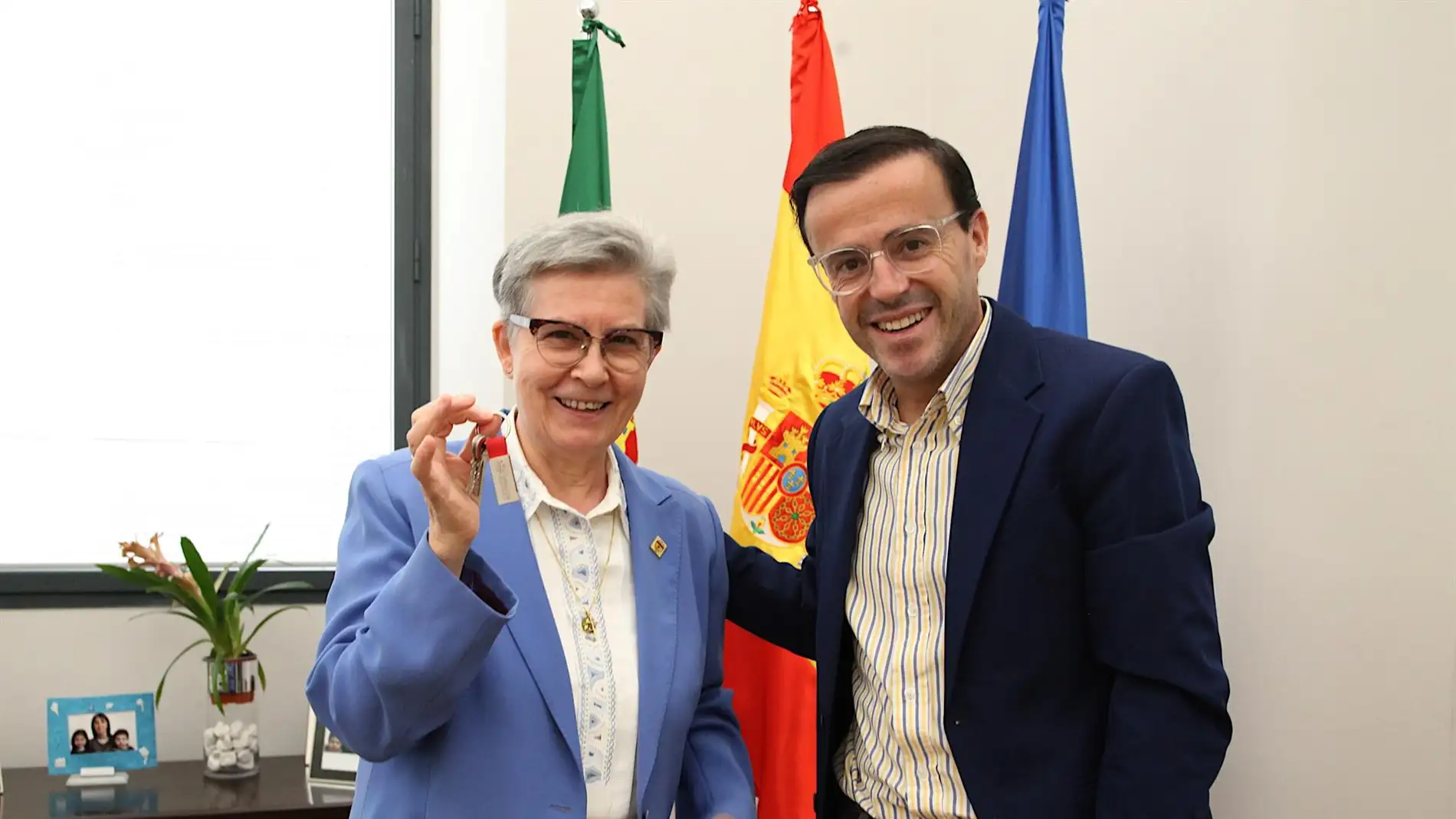 Miguel Ángel Gallardo, presidente de la Diputación de Badajoz, entrega las llaves de la antigua maternidad de Badajoz a Segunda Sánchez.