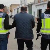 Uno de los siete detenidos por la Policía Nacional en la provincia de Sevilla por estafar alrededor de dos millones de euros a empresas.