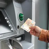 Una persona se dispone a ingresar dinero en un cajero, en una imagen de archivo/ Pixabay Una persona se dispone a ingresar dinero en un cajero, en una imagen de archivo/ Pixabay