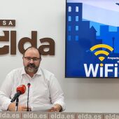 Jesús Sellés, concejal de Modernización de Elda, junto al cartel de la campaña Wifi4EU.