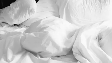 Qué es la hiperhidrosis nocturna: síntomas y por qué supone un problema al dormir