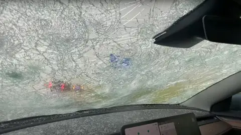 Imágenes de un Tesla destrozado tras la tormenta de granizo
