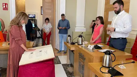 Marisa Caldera toma posesión como concejala del PP en Cáceres en sustitución de María Guardiola Marisa Caldera toma posesión como concejala del PP en Cáceres en sustitución de María Guardiola