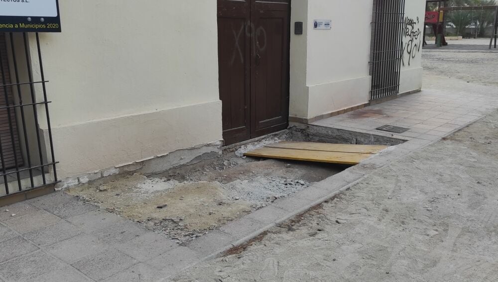 Estado en el que se encuentra este jueves el acceso a la sede de la Asociación Parkinson Elche.