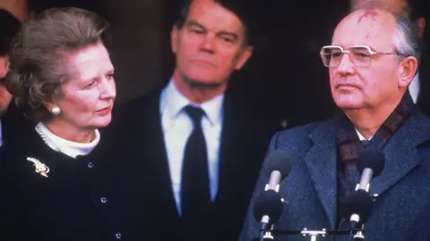 El Orden Mundial: Antes y después de Gorbachov El Orden Mundial: Antes y después de Gorbachov