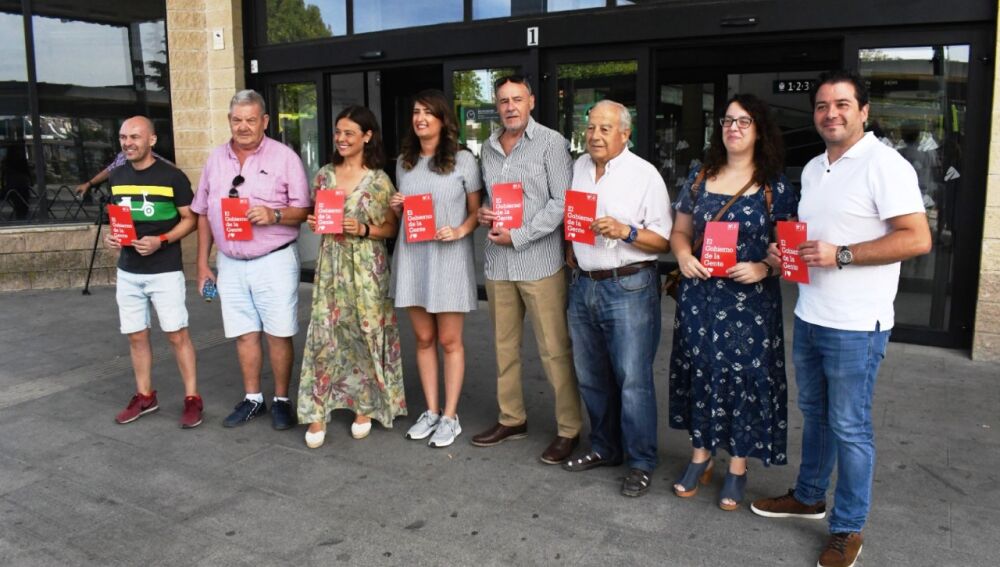 Dirigentes del PSOE frente a la estación del AVE en Ciudad Real