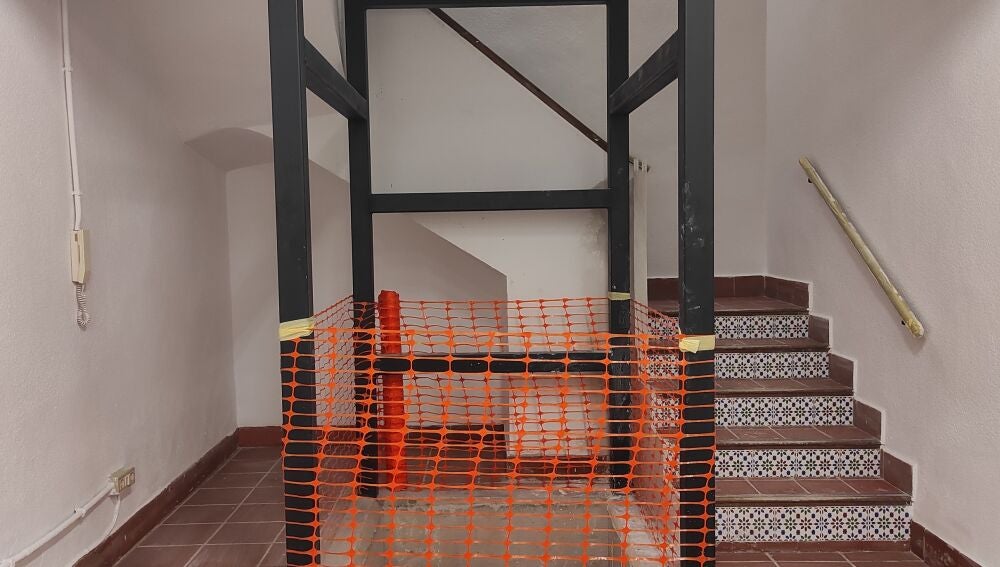 Hueco en el que se tiene que instalar la cabina del ascensor en la sede de la Asociación Parkinson Elche.