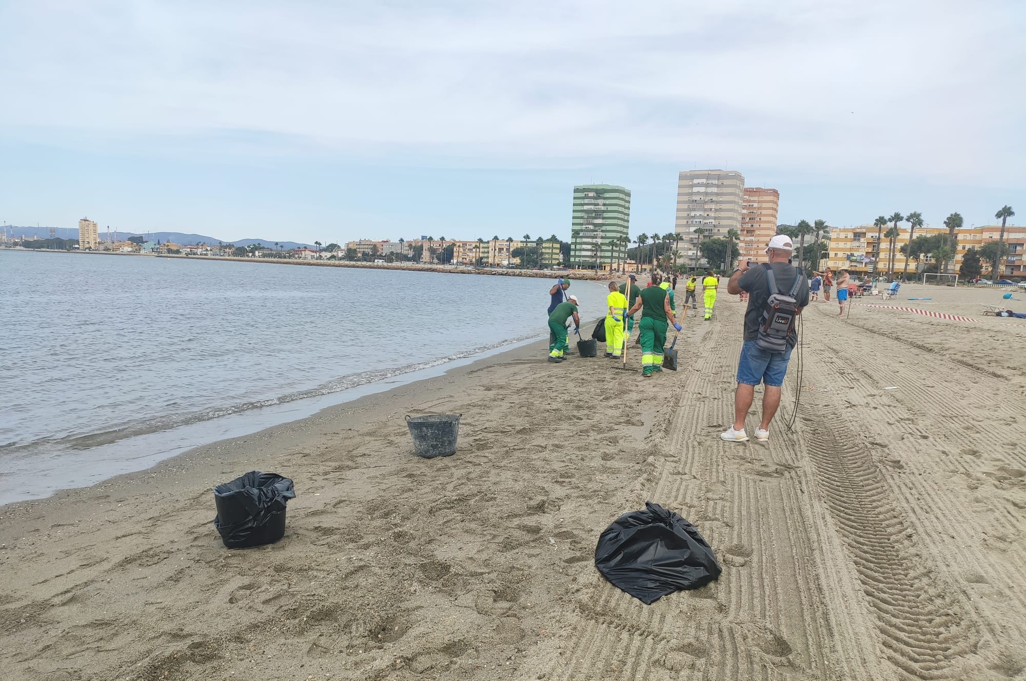 El combustible del buque accidentado en el Estrecho llega a Gibraltar y La Línea. El combustible del buque accidentado en el Estrecho llega a Gibraltar y La Línea.