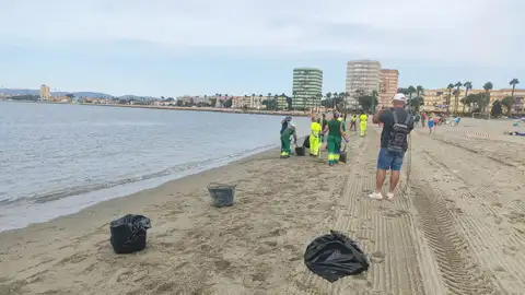 Operarios trabajando en la playa de Levante